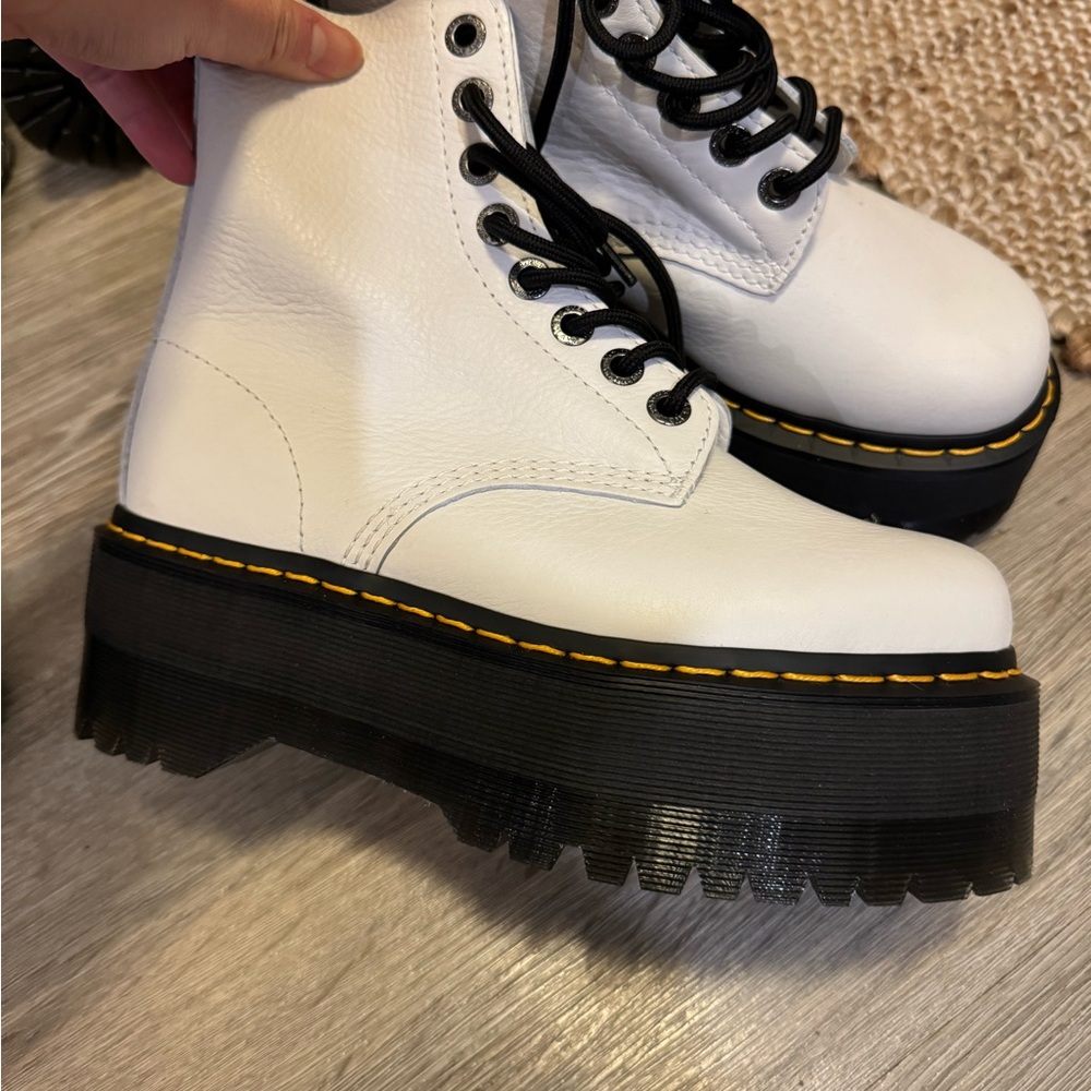 NWOT dr martens 1460 pascal max platform boots